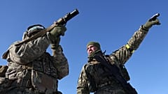 Foto des Pressedienstes der 65. mechanisierten Brigade der Ukraine: Ein Soldat hält einen sowjetischen Panzerabwehrwerfer vom Typ RPG-7 während einer Ausbildung an der Front, 26. Januar 2026.