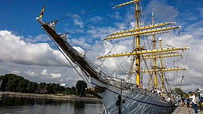 سفينة ألمانية راسية في ميناء القاعدة البحرية بمدينة كيل شمال ألمانيا، في 8 أغسطس 2022.