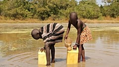 ARCHIV: Am vierten November zweitausendzehn holen Kinder in Südsudan Trinkwasser aus einem Teich. Die Filter stellt das Carter Center bereit.