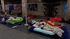 Άνθρωποι καταφεύγουν σε σταθμό του μετρό κατά τη διάρκεια ρωσικής επίθεσης μη επανδρωμένων αεροσκαφών στο Κίεβο της Ουκρανίας, Τρίτη, 3 Φεβρουαρίου 2026.