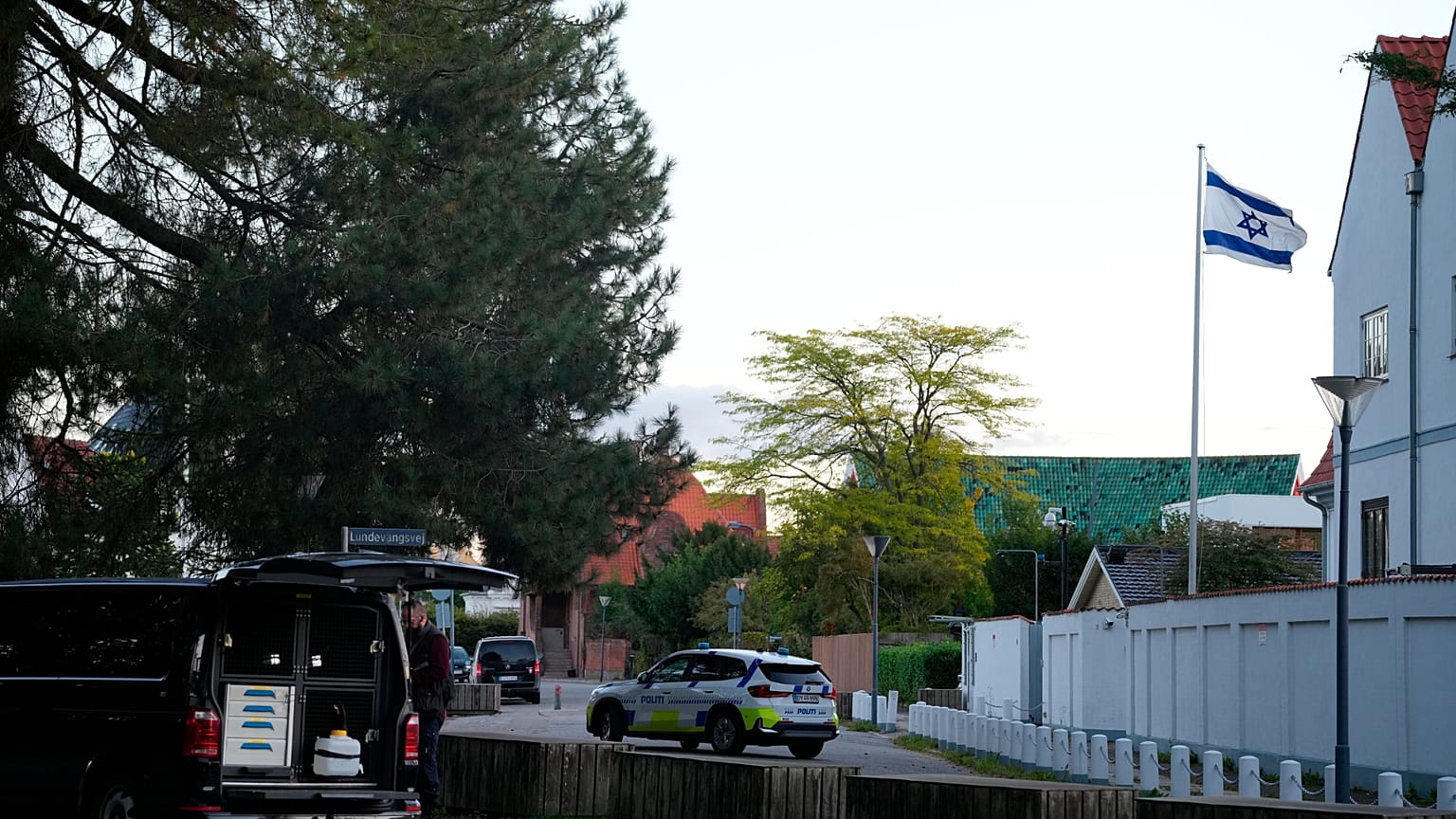 Un veicolo della polizia vicino all'ambasciata israeliana a Copenaghen, mercoledì 2 ottobre 2024