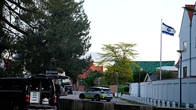 ARCHIVO: Un vehículo policial cerca de la Embajada israelí en Copenhague, mientras la Policía investiga dos explosiones cerca del lugar, el miércoles 2 de octubre de 2024.