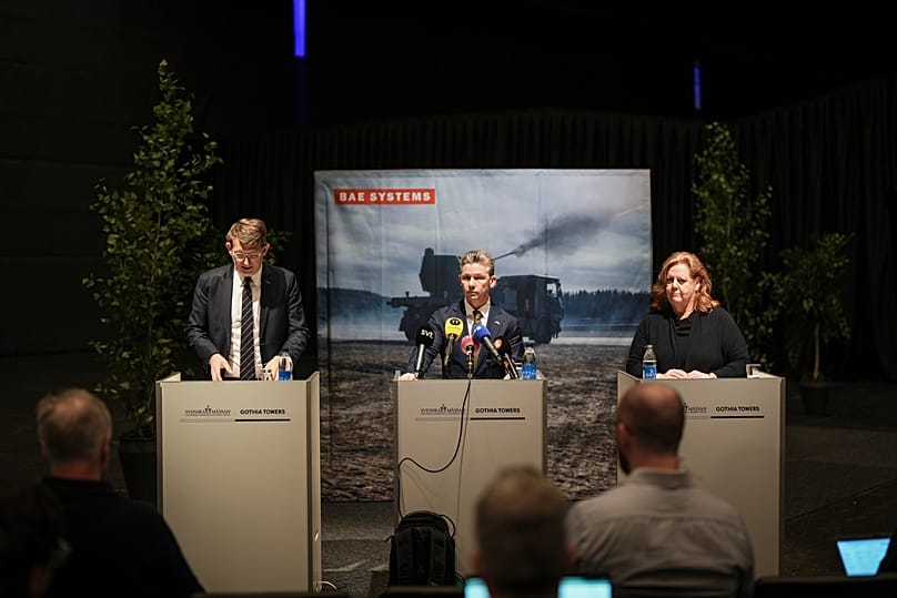 Duński minister obrony Troels Lund Poulsen (z lewej), szwedzki minister obrony Pal Jonson (w środku) oraz prezes Bofors Lena Gillstrom podczas konferencji prasowej 