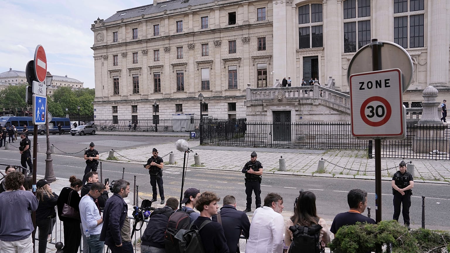 تحرس الشرطة محيط قصر العدل، قبيل بدء محاكمة المتهمة بسرقة مجوهرات بملايين الدولارات من غرفة كيم كارداشيان في فندق بباريس عام 2016، وذلك يوم الثلاثاء 13 مايو/أيار 2025 في باريس