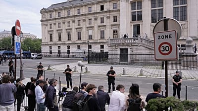 تحرس الشرطة محيط قصر العدل، قبيل بدء محاكمة المتهمة بسرقة مجوهرات بملايين الدولارات من غرفة كيم كارداشيان في فندق بباريس عام 2016، وذلك يوم الثلاثاء 13 مايو/أيار 2025 في باريس