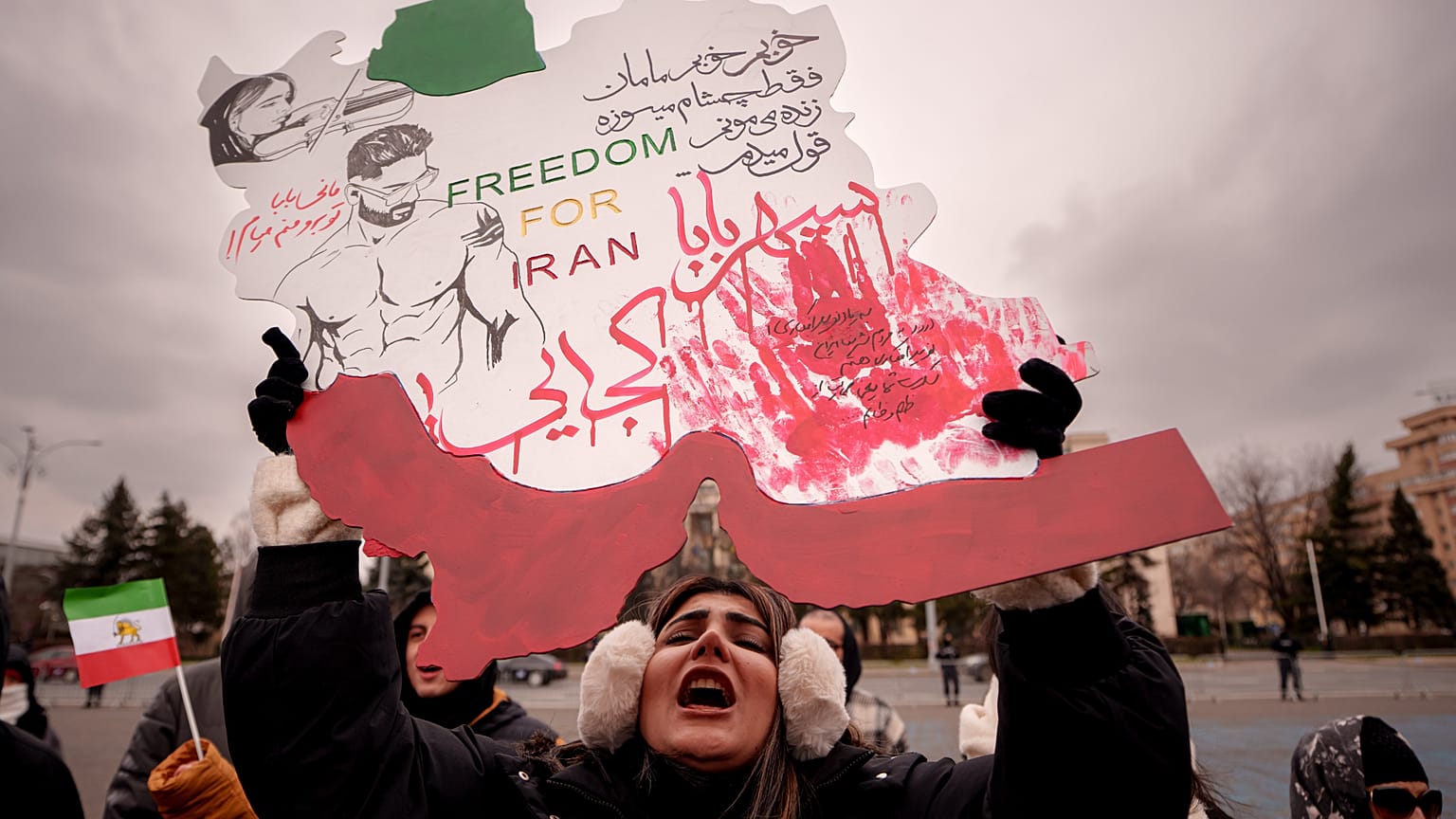 امرأة تحمل خريطة إيران خلال مسيرة لدعم الاحتجاجات المناهضة للحكومة في إيران، في بوخارست، رومانيا، الأحد 1 فبراير 2026. 