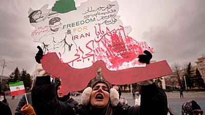 امرأة تحمل خريطة إيران خلال مسيرة لدعم الاحتجاجات المناهضة للحكومة في إيران، في بوخارست، رومانيا، الأحد 1 فبراير 2026. 