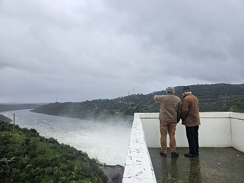 Alguns curiosos dirigem-se até ao Alqueva para ver descargas 