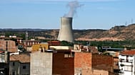 central nuclear de Asco I, ao centro, vista perto de casas na pequena cidade de Asco, Espanha, na terça-feira, 15 de abril de 2008. 