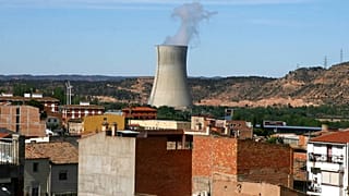 central nuclear de Asco I, ao centro, vista perto de casas na pequena cidade de Asco, Espanha, na terça-feira, 15 de abril de 2008. 