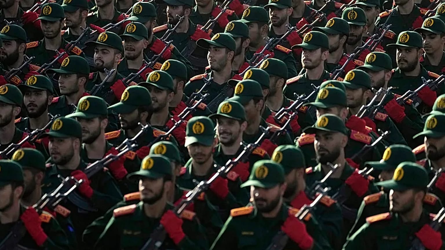 عناصر من الحرس الثوري الإيراني يشاركون في عرض عسكري سنوي قرب طهران، في 21 سبتمبر 2024.