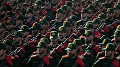 عناصر من الحرس الثوري الإيراني يشاركون في عرض عسكري سنوي قرب طهران، في 21 سبتمبر 2024.