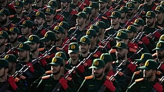 عناصر من الحرس الثوري الإيراني يشاركون في عرض عسكري سنوي قرب طهران، في 21 سبتمبر 2024.