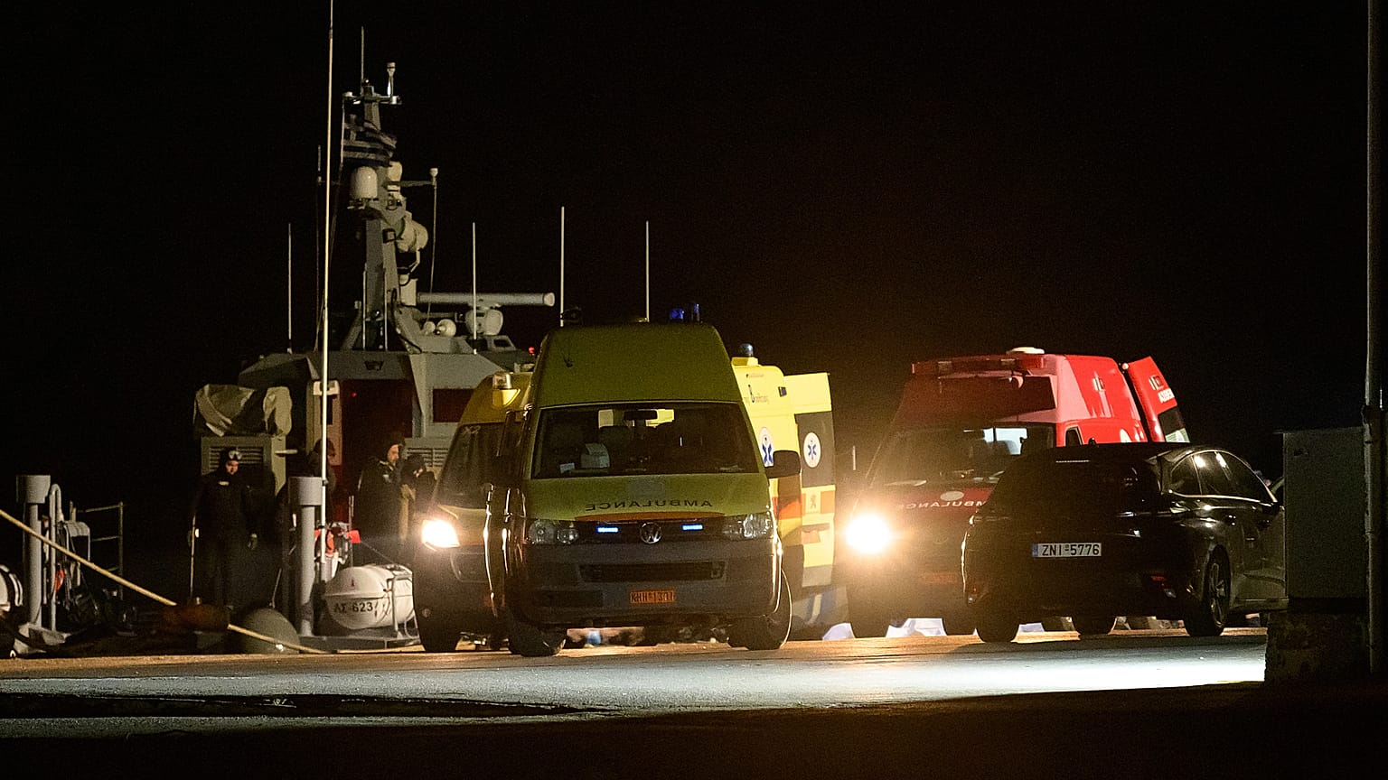 Ασθενοφόρα στο λιμάνι της Χίου εν αναμονή διακομιδής τραυματιών στο νοσοκομείο του νησιού