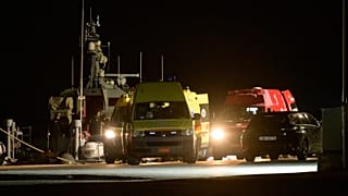 Ασθενοφόρα στο λιμάνι της Χίου εν αναμονή διακομιδής τραυματιών στο νοσοκομείο του νησιού