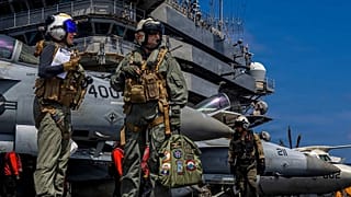 الكابتن دانيال كيلر، قائد حاملة الطائرات الأميركية "أبراهام لينكولن"، يستعد لقيادة مروحية MH-60R في المحيط الهندي، 23 يناير/كانون الثاني 2026.