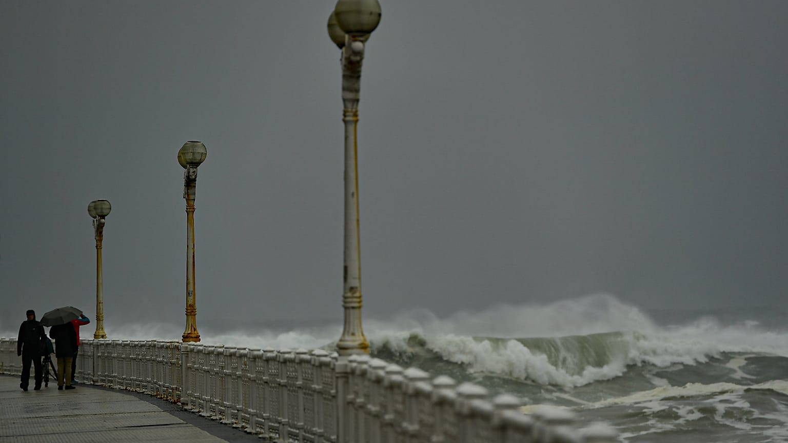 ARCHIV: Der Wellengang erschüttert die Küste von San Sebastian