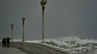 ARCHIVO: El oleaje sacude la costa de San Sebastián