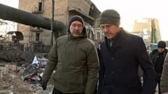 NATO-Generalsekretär Mark Rutte und Denys Schmyhal besichtigen ein beschädigtes Kraftwerk