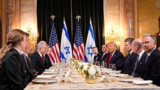 الرئيس دونالد ترامب ورئيس الوزراء الإسرائيلي بنيامين نتنياهو خلال مأدبة غداء في نادي مار-أه-لاجو، فلوريدا، الاثنين 29 ديسمبر 2025، بحضور كبار المسؤولين العسكريين والسياسيين 