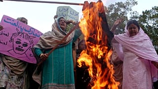 Пакистанские женщины сжигают чучело датского премьер-министра  Карачи, Пакистан, 20 февраля 2006