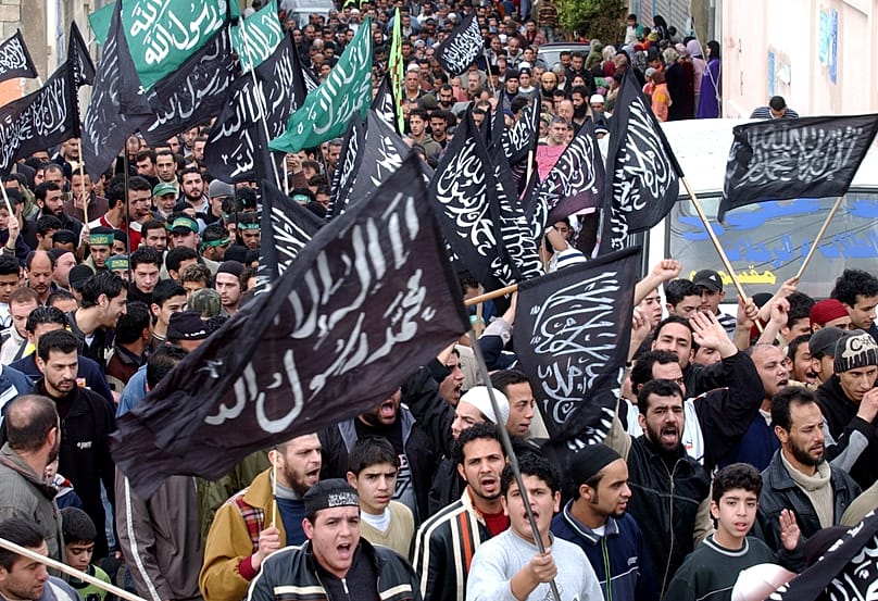 Демонстрация палестинских беженцев против европейских стран близ ливанского города Сайда.3 февраля 2006 г