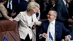 uropäische Kommissionspräsidentin Ursula von der Leyen spricht mit dem australischen Premierminister Anthony Albanese in Litauen, Mittwoch, 12. Juli 2023.