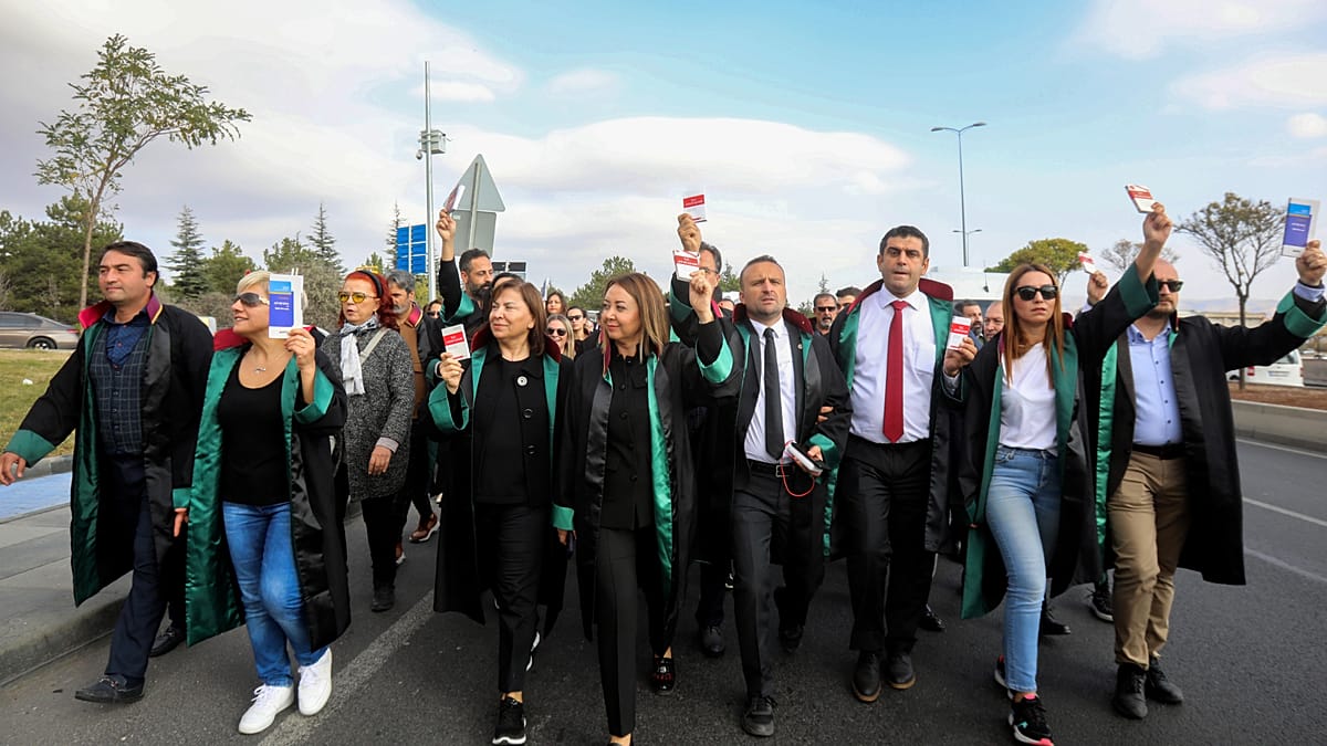 Türkiye'de Avukat Sayısı Artışı ve Hukuk Eğitim Kalitesi Sorunları