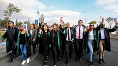 çoğunluğu avukatlardan oluşan bir grup, Türkiye Barolar Birliği tarafından çağrılan bir protesto sırasında slogan atıyor. Ankara, Türkiye, 10 Kasım 2023
