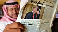 رجل يحمل صحيفة الشرق الأوسط بصور ترامب على الغلاف في جدة، السعودية، الأربعاء 29 يناير 2020.