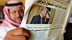 رجل يحمل صحيفة الشرق الأوسط بصور ترامب على الغلاف في جدة، السعودية، الأربعاء 29 يناير 2020.