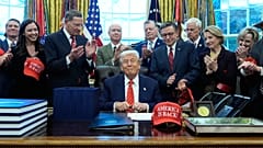 Trump nello Studio Ovale circondato dal suo staff