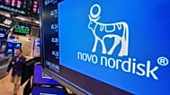 ARCHIVO - El logotipo del fabricante danés de fármacos Novo Nordisk se ve sobre un puesto de negociación en la Bolsa de Nueva York, el 24 de noviembre de 2025.