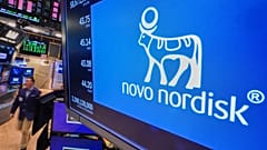 ARCHIV: Das Logo des dänischen Pharmakonzerns Novo Nordisk über einem Handelsposten an der New Yorker Börse, 24. November 2025.