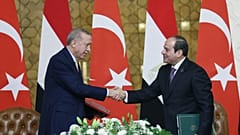 يصافح الرئيس التركي رجب طيب أردوغان، يسارًا، الرئيس المصري عبد الفتاح السيسي، يمينًا، خلال لقائهما في قصر الاتحادية بالقاهرة
