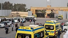 اصطفاف سيارات إسعاف للدخول إلى بوابة مصرية بمعبر رفح باتجاه قطاع غزة، في رفح، مصر، الاثنين 2 فبراير 2026.