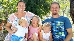 Familie im Wald, dringende Wiedervereinigung von Kindern