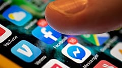 Un iPhone affiche les applications pour Facebook et Messenger