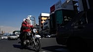 سائق دراجة نارية وسط مدينة طهران، إيران، الجمعة 16 يناير 2026.