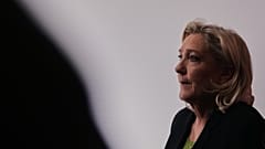 Il leader dell'estrema destra arriva alla conferenza stampa del presidente del Rassemblement national, Jordan Bardella, il 12 gennaio 2026.