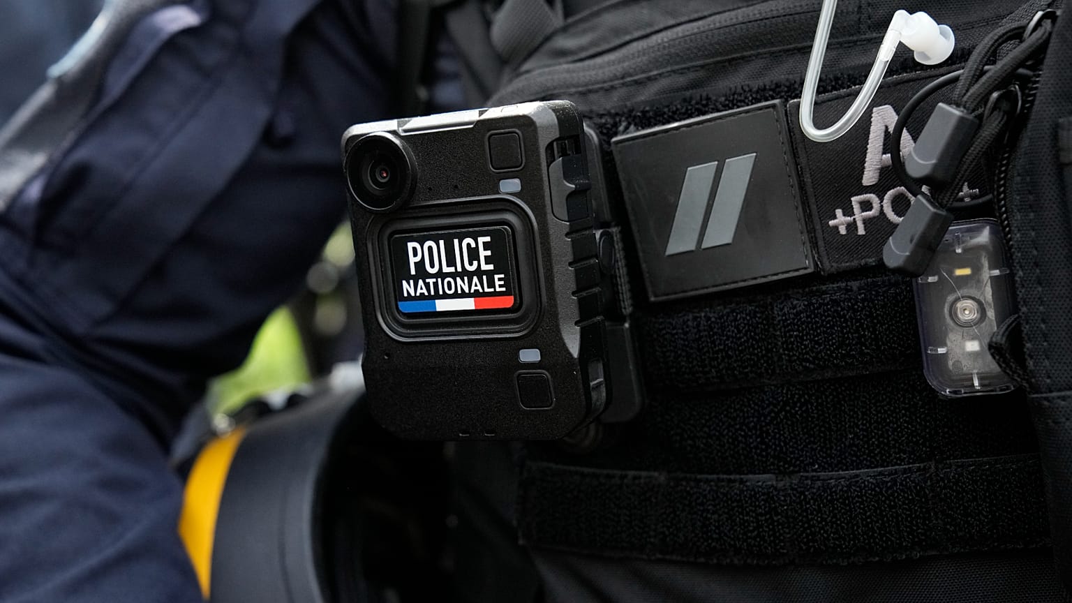 Un agente di polizia durante la visita del Presidente francese Emmanuel Macron a Marsiglia, martedì 19 marzo 2024, incentrata sulla sicurezza e sulla lotta al traffico di droga.