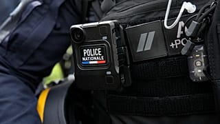 Un policier lors de la visite du président français Emmanuel Macron axée sur la sécurité et la lutte contre le trafic de drogue, mardi 19 mars 2024, à Marseille.