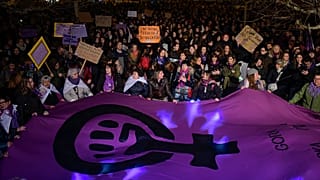 La gente se reúne en la Plaza del Castillo con motivo del Día Internacional de la Mujer, en Pamplona, ​​norte de España, el viernes 8 de marzo de 2024.