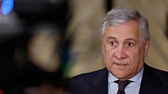 Il ministro degli Affari esteri italiano Antonio Tajani parla con i media presso l’edificio del Consiglio europeo a Bruxelles, 29 gennaio 2026.(AP Photo/Geert Vanden Wijngaert