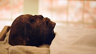 مومياء توت عنخ آمون تظهر في حجرة قبره بوادي الملوك بالأقصر بمصر، الجمعة 4 نوفمبر 2022.