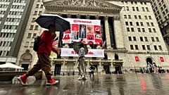 ARCHIV – Zum fünften Börsenjubiläum von Pinterest hängen am fünfzehnten Mai zweitausendvierundzwanzig Banner an der Fassade der New York Stock Exchange.