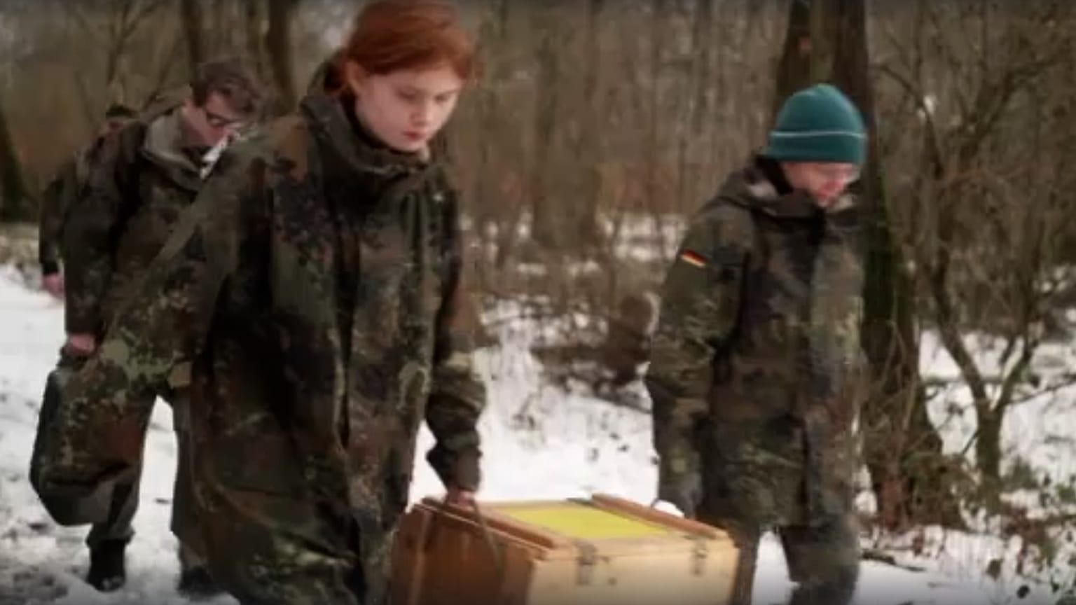 Подростки в учебном военном лагере