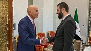 الرئيس السوري أحمد الشرع مع المبعوث الأمريكي توم براك