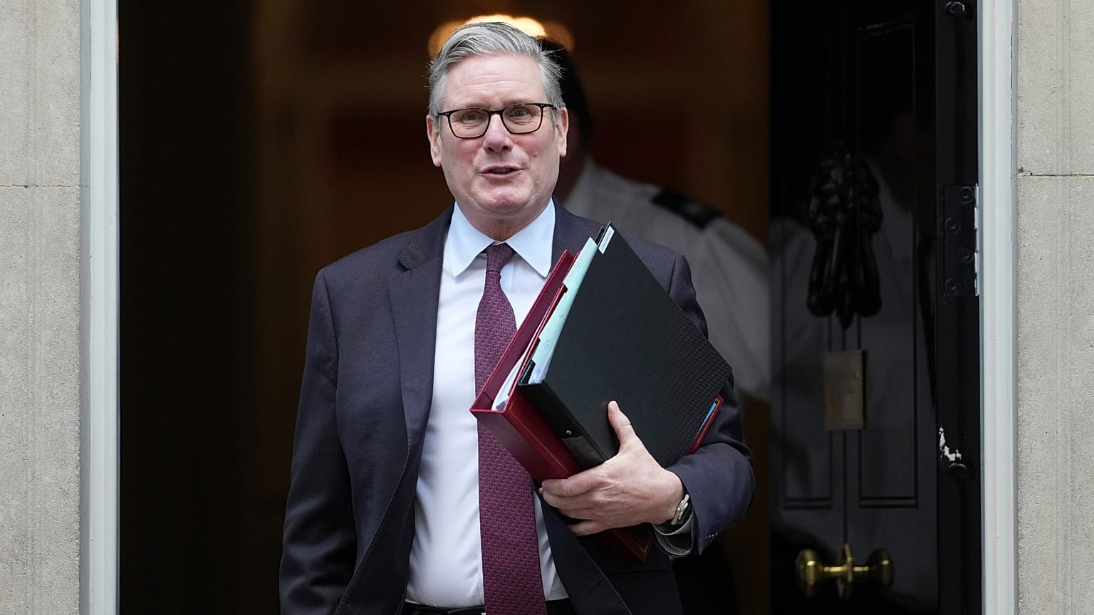 رئيس وزراء بريطانيا كير ستارمر يغادر رقم 10 في داونينغ ستريت متوجّهًا إلى مجلس العموم لحضور جلسة الأسئلة الأسبوعية لرئيس الوزراء في لندن، يوم الأربعاء 4 فبراير 2026. 