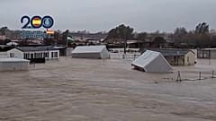 Wohnwagen treiben im überschwemmten Gebiet.